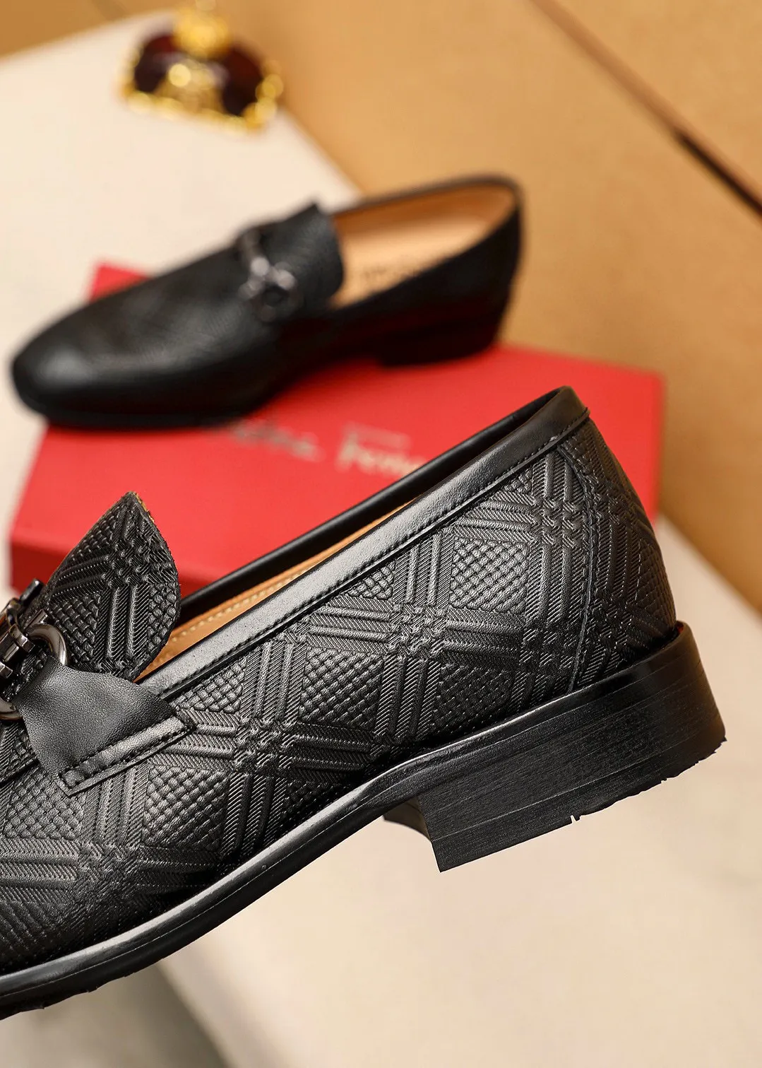 Men's shoes💰480💰 Product trademark: Ferragamo "Ferragamo" casual leather shoes Regular size: 38-44 (custom-made for 45🉑️) Product materials: Selected imported first-layer calfskin embossed upper + original hardware buckle, imported water-dyed cowhide leather lining. Strong three-dimensional visual effect, combined outsole Color: 1⃣️color optional